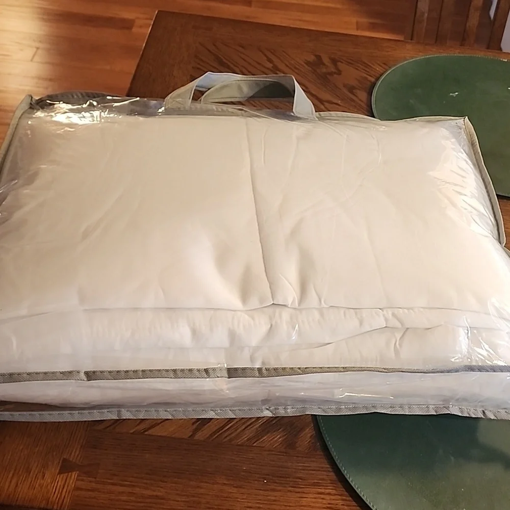 Down alternative comforter